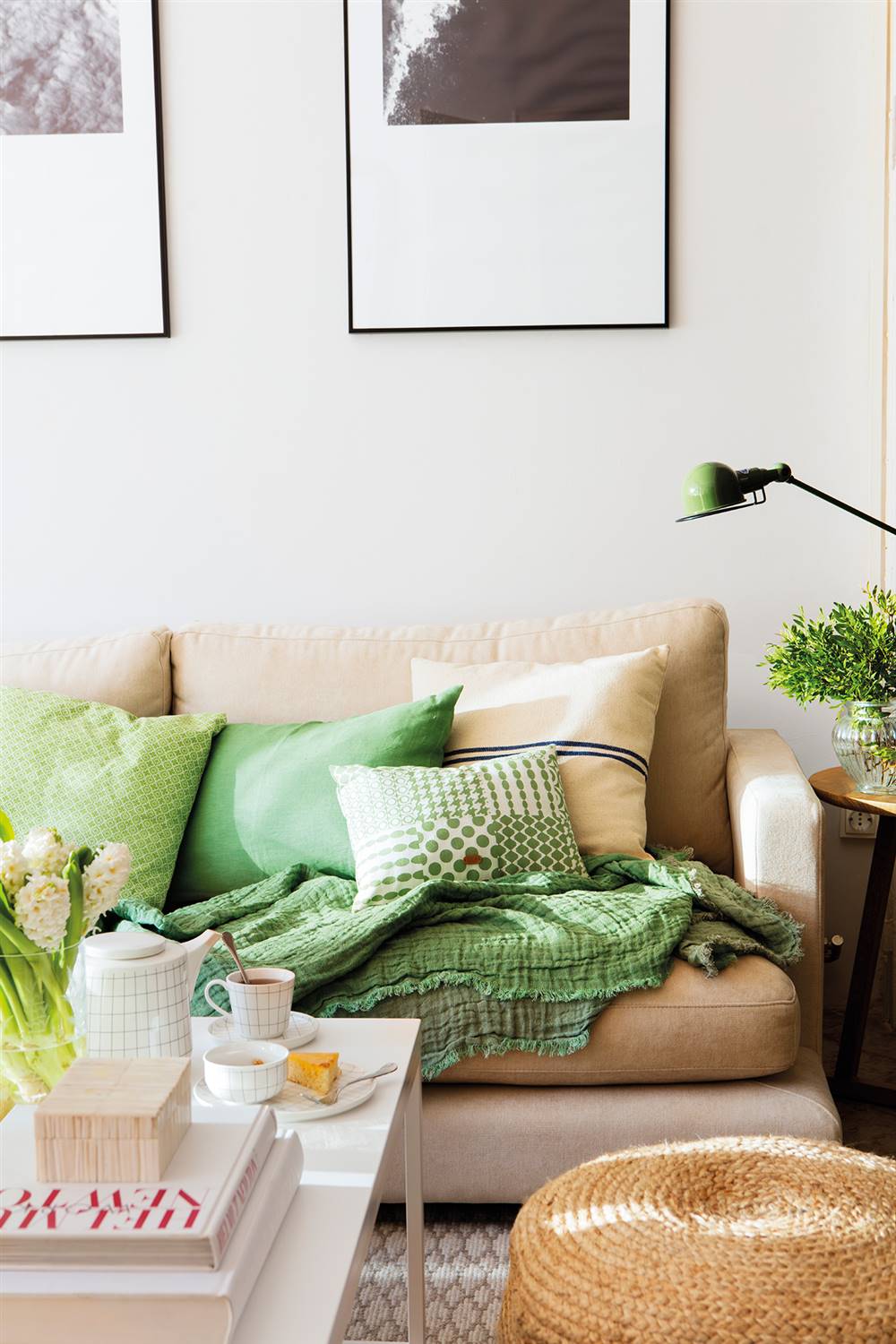 Detalle de sofá con cojines de color verde_ 00461989