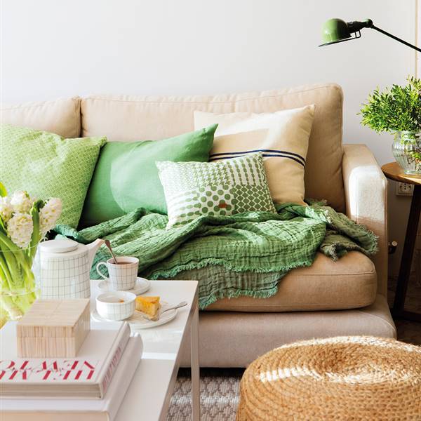 Detalle de sofá con cojines de color verde_ 00461989