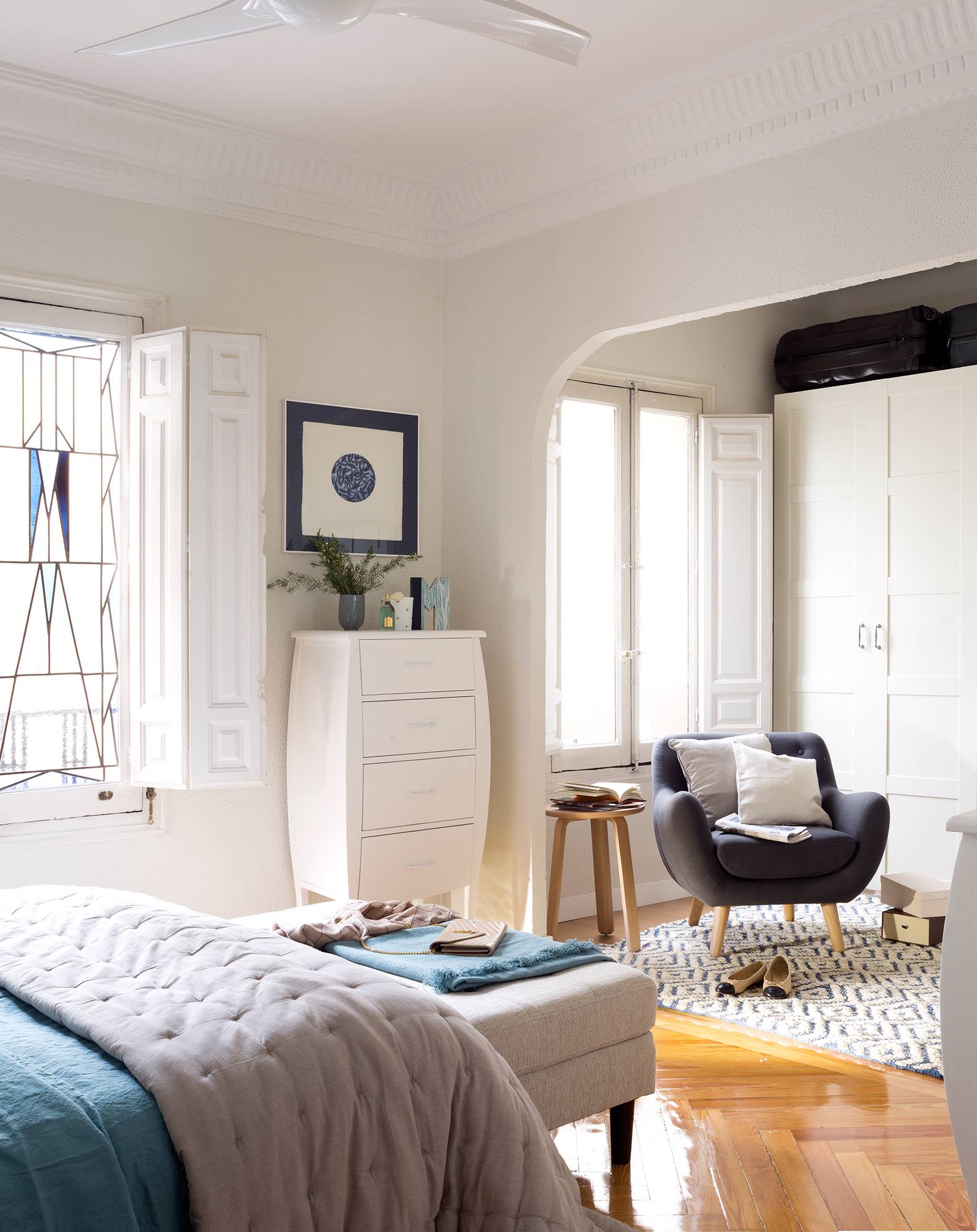 Dormitorio blanco clásico con armario a pie de cama, butaca y chifonier_00457285_Ob