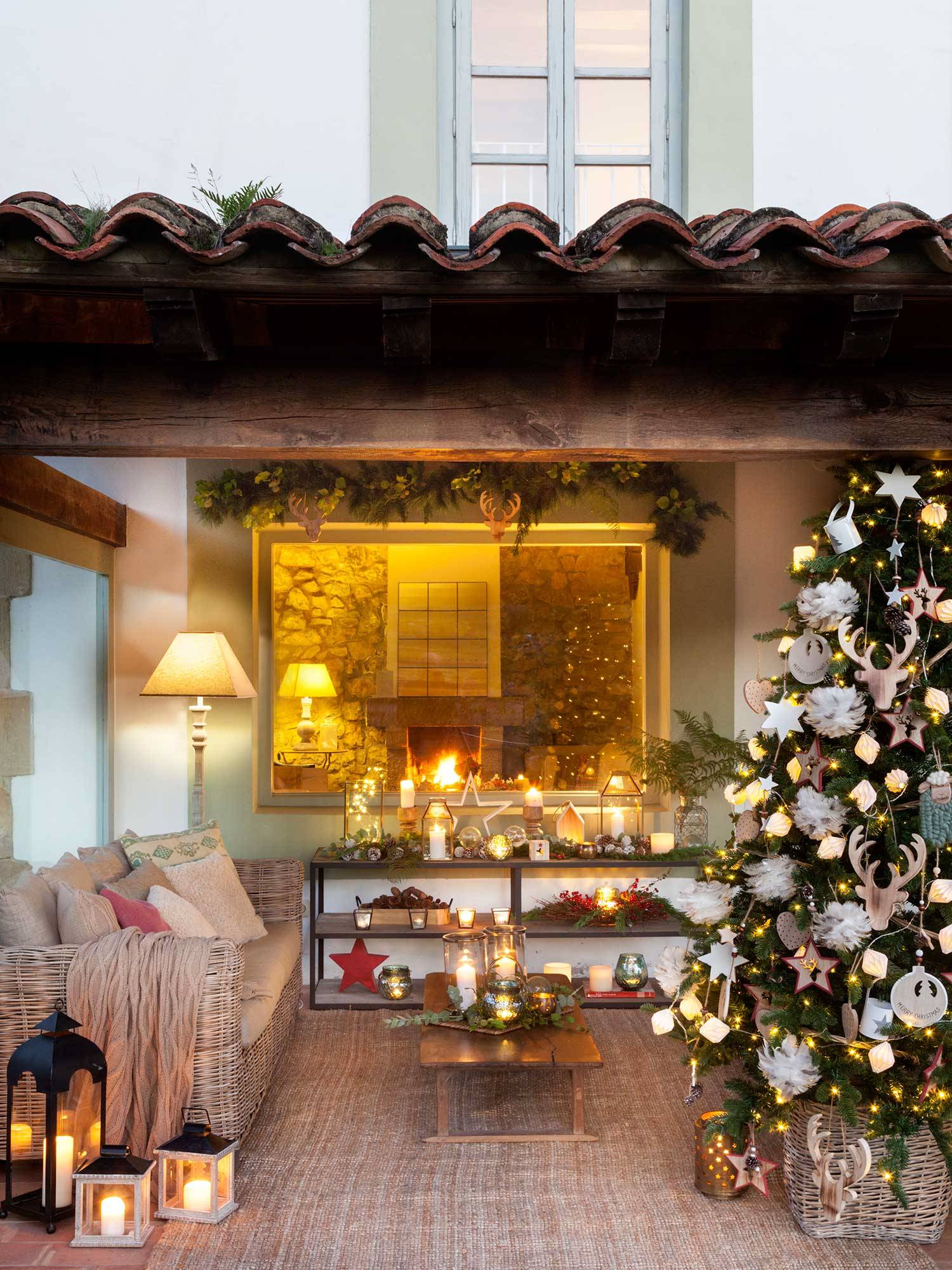 Porche decorado de Navidad con sofá y alfombra de fibra vegetal. 