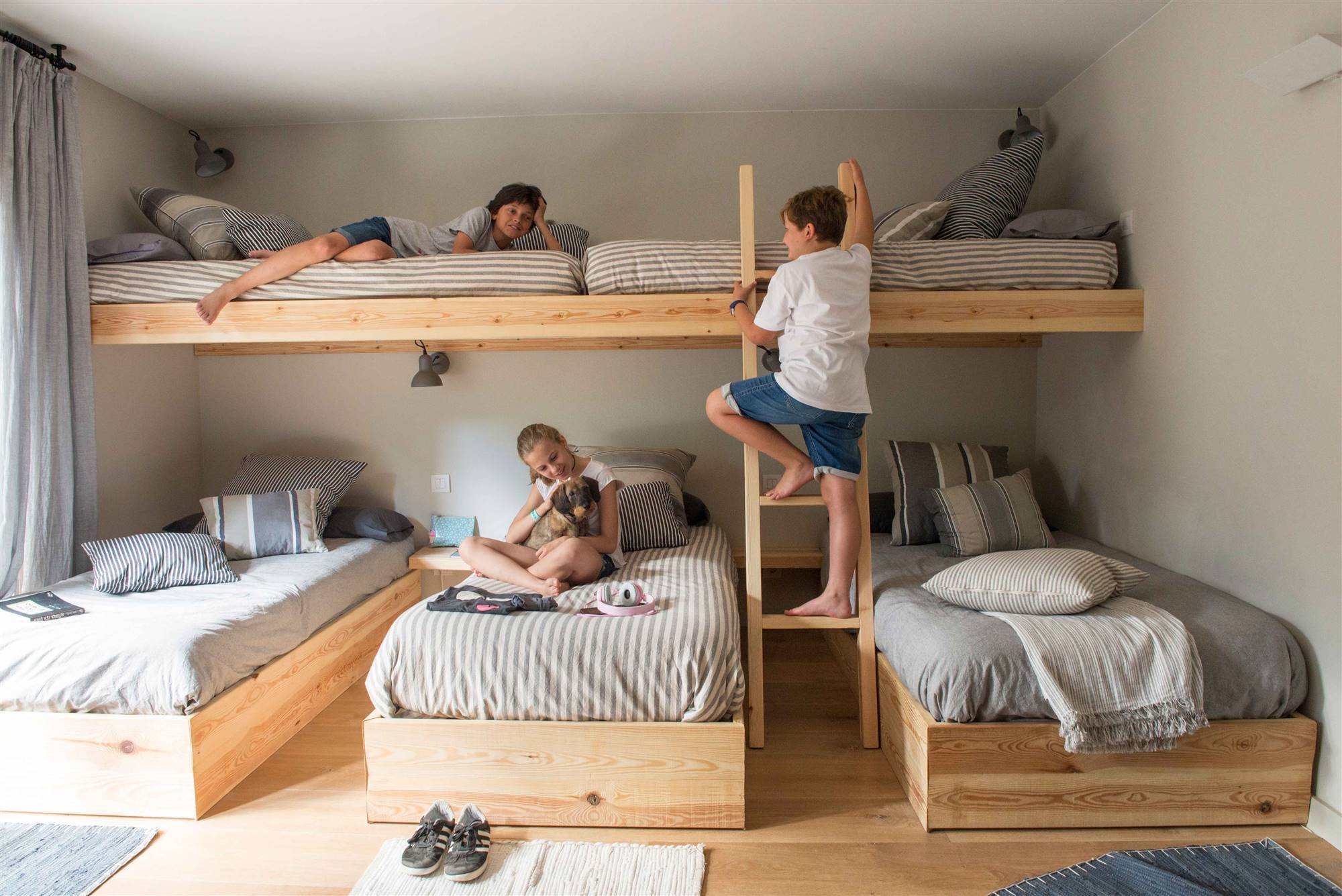 Dormitorio infantil con camas a medida de madera en forma de literas.
