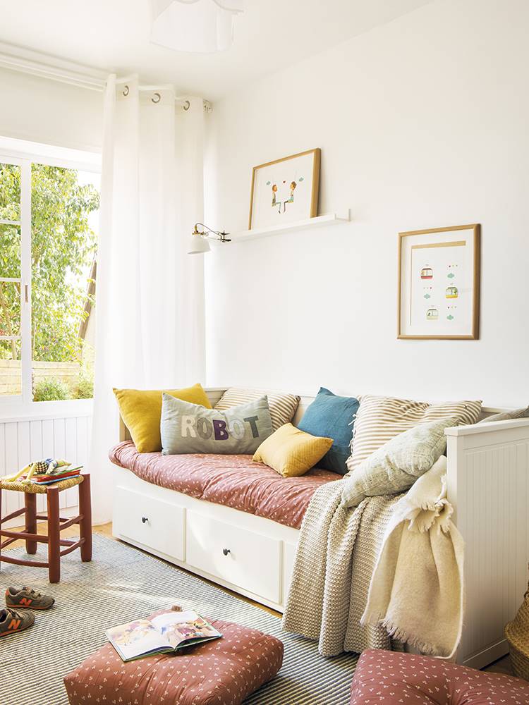 Dormitorio juvenil con cama con cajones blanca, cortinas y alfombra.