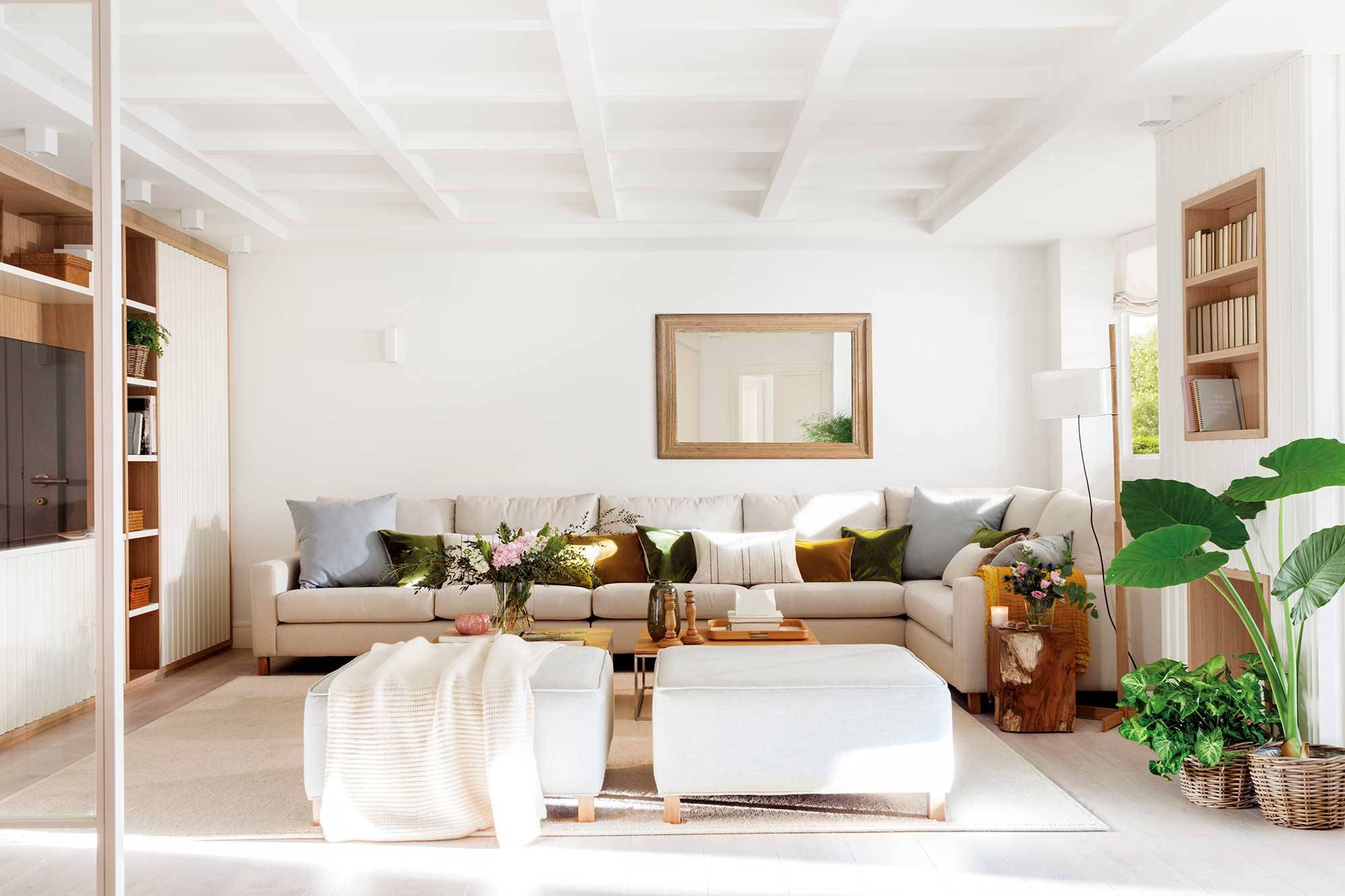 Salón moderno en blanco con gran sofá rinconero y mueble a medida en blanco y madera_00522707