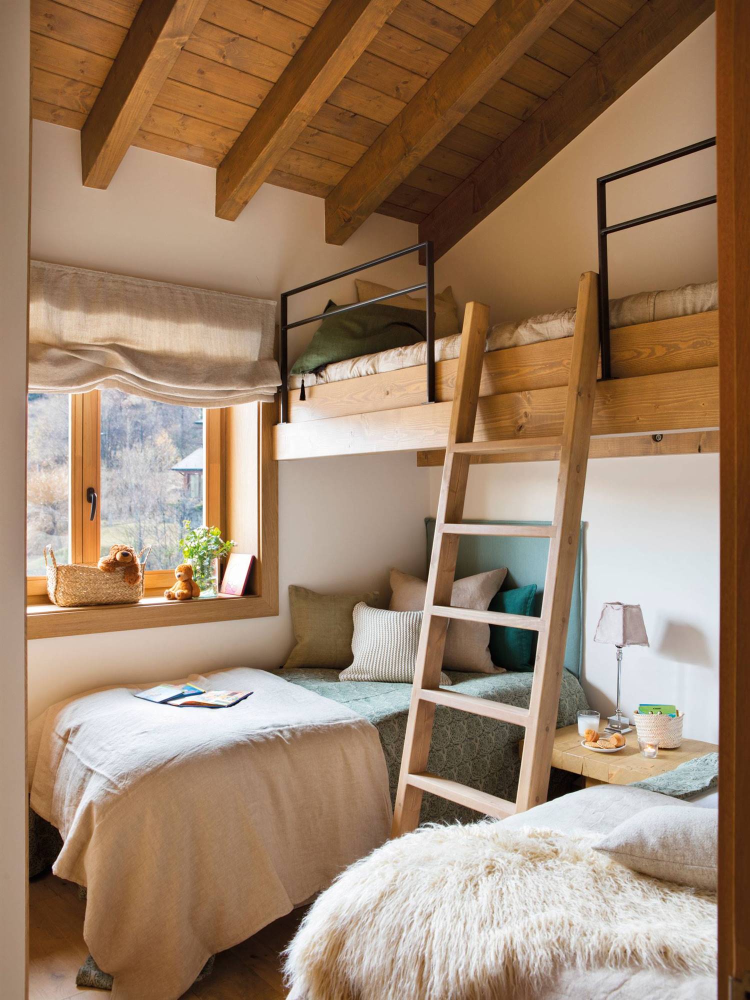 Dormitorio infantil de estilo rústico en madera con literas, escalera, en arena y gris.