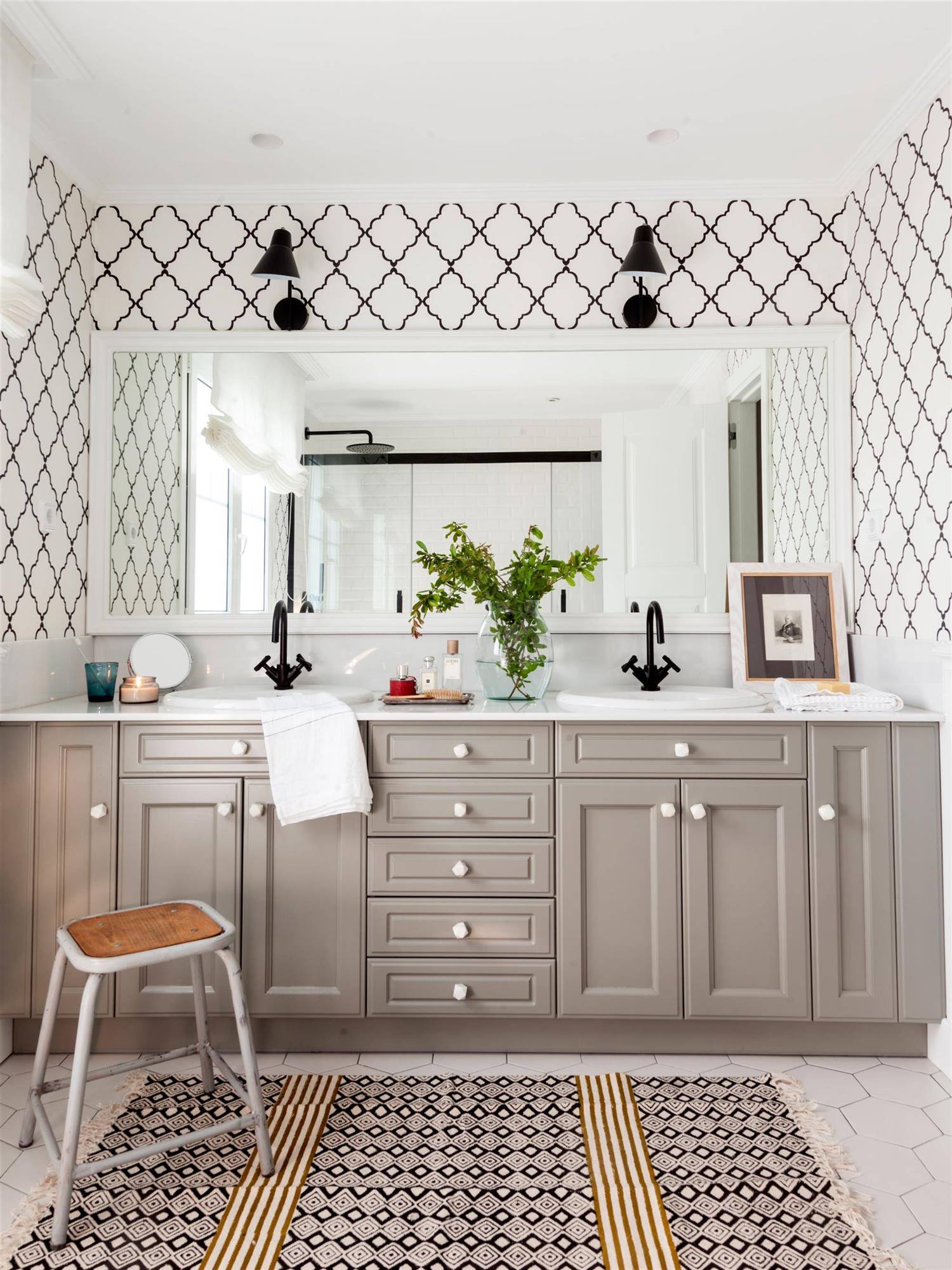 483226- baño con armarios color gris, espejo rectangular y paredes blancas con motivos geométricos
