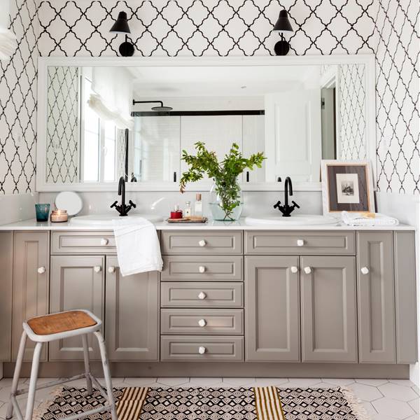 483226- baño con armarios color gris, espejo rectangular y paredes blancas con motivos geométricos