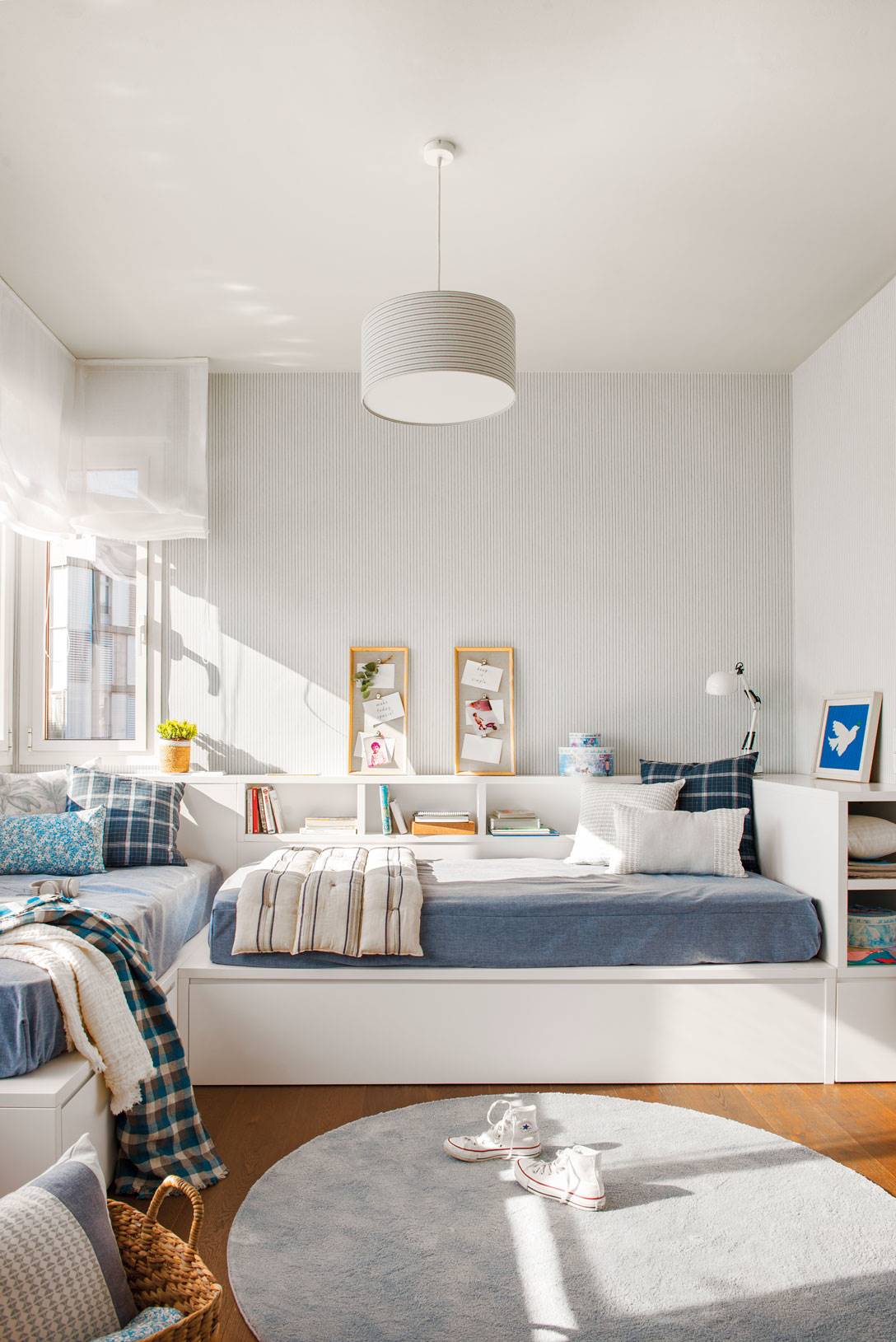 Dormitorio juvenil en blanco y azul con mueble a medida con espacio de almacenaje-522516. Con mucho espacio de almacenaje
