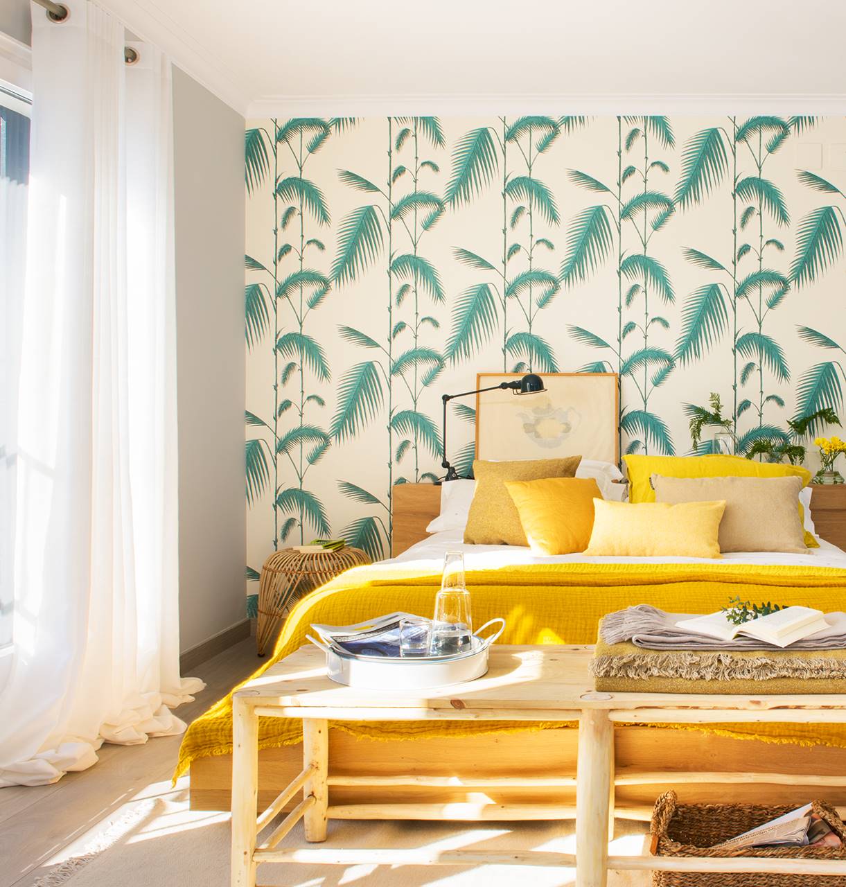 Dormitorio con papel de pared de palmeras