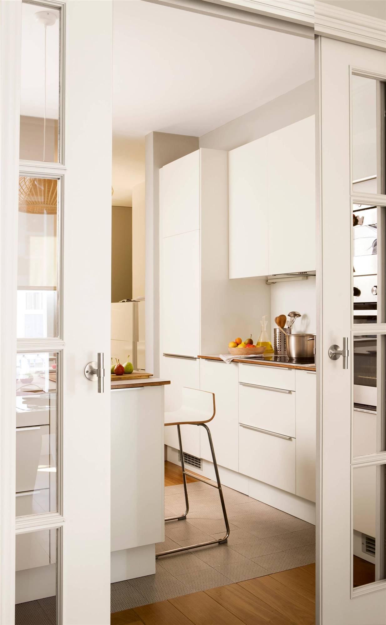Cocina blanca con frentes lisos de IKEA. 