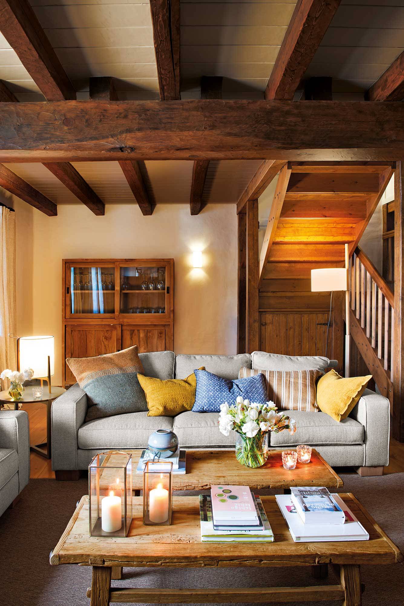 Salón rústico con sofás modernos y alacena de madera_00517304