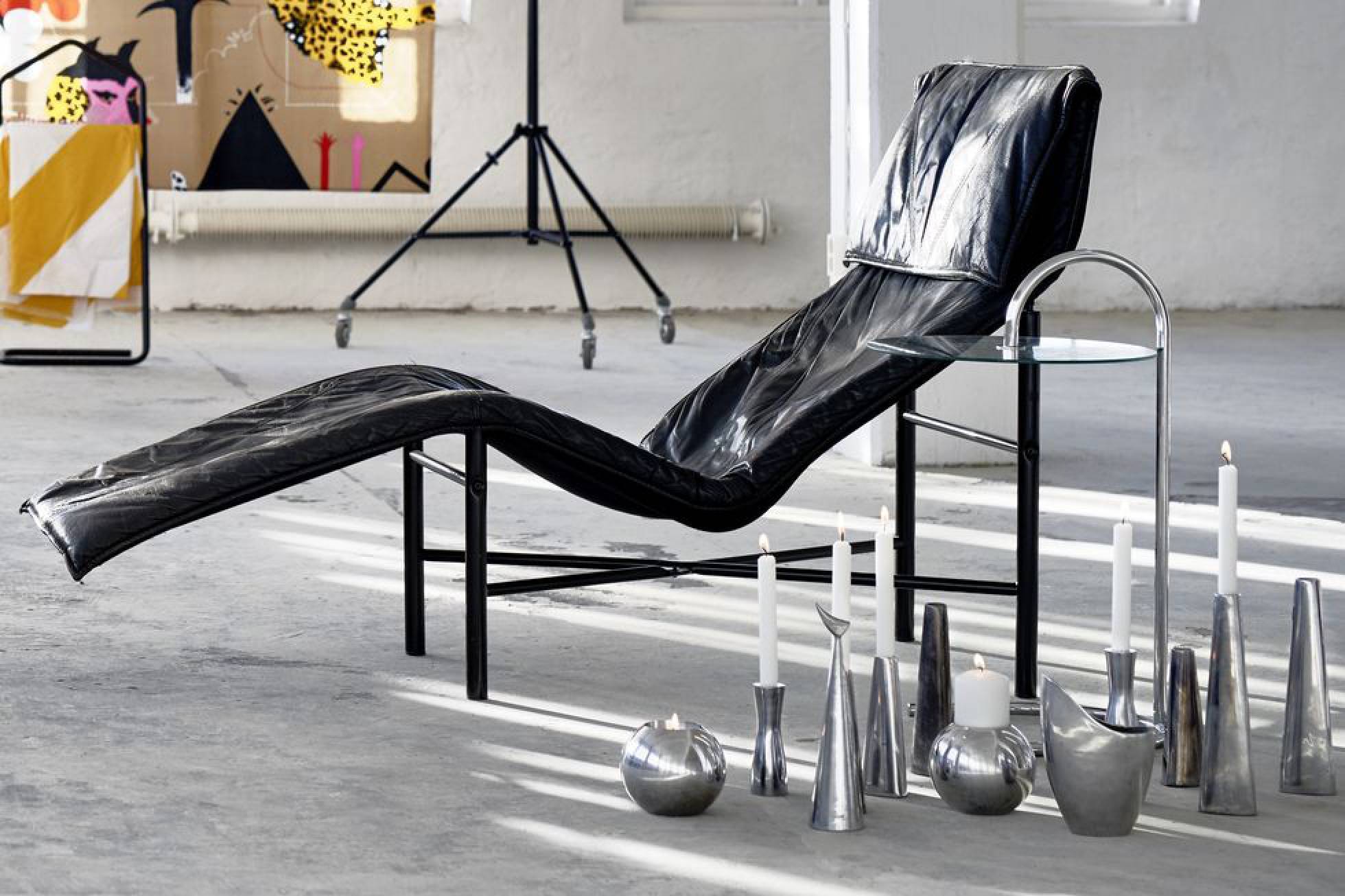 Chaise longue de cuero negro modelo Skye diseñada por Tord Björklund para IKEA
