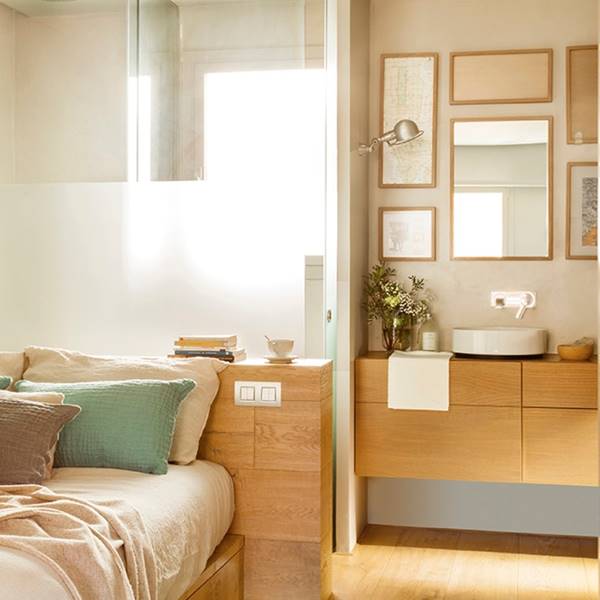 Dormitorio con baño en suite con paredes de cristal, madera y lavamanos 406255