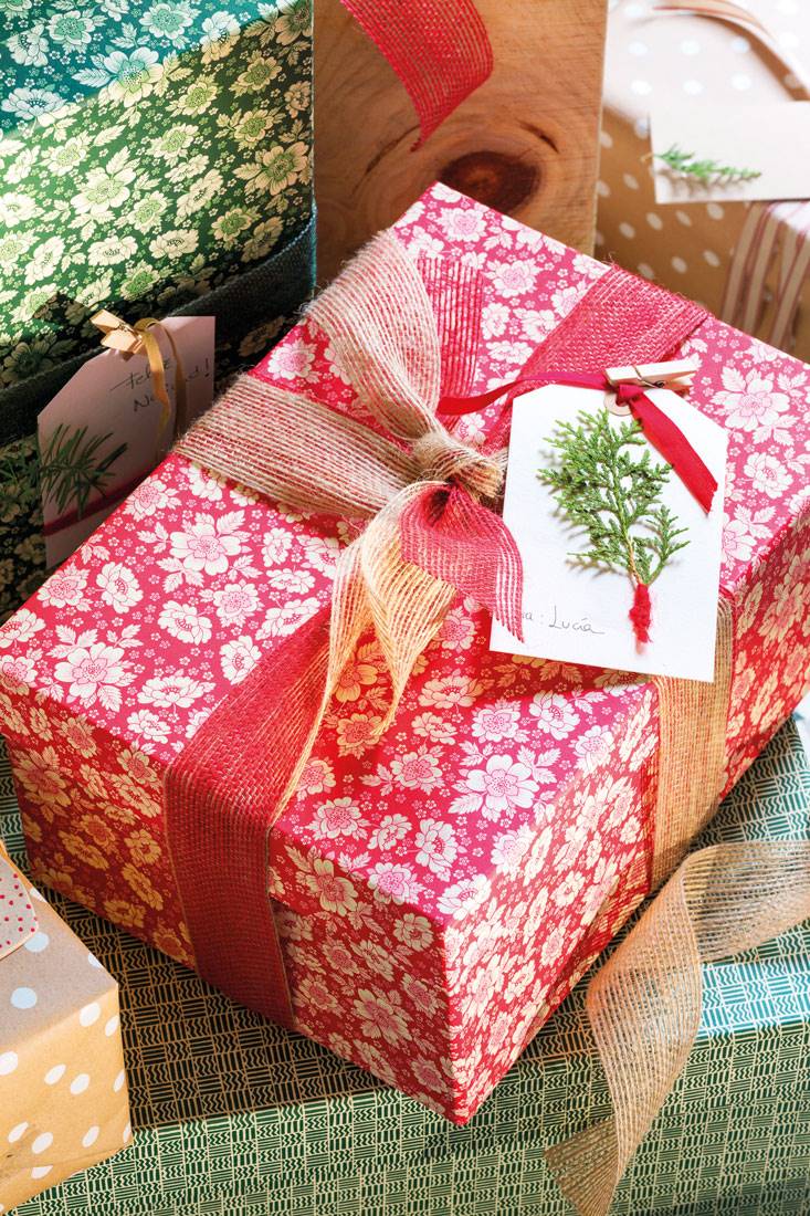 regalo-de-navidad-envuelto-con-papel-rojo-y-lazo-de-rafia_444873