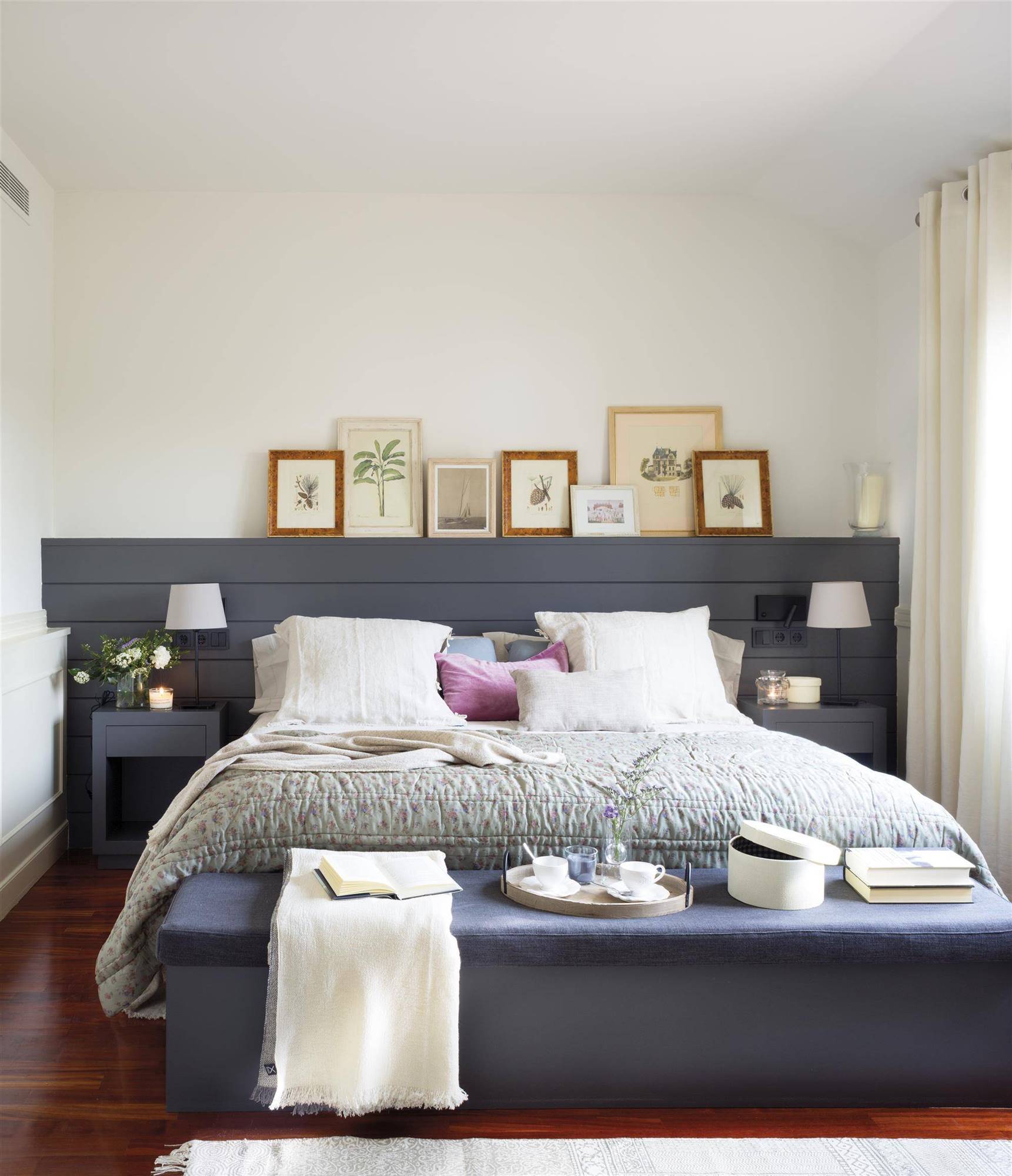 Dormitorio blanco con cabecero con listones de madera de color azul oscuro. 