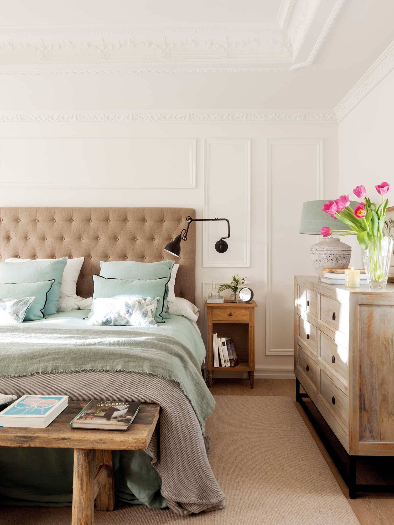 Dormitorio clásico actual con cabecero en capitoné de lino. 