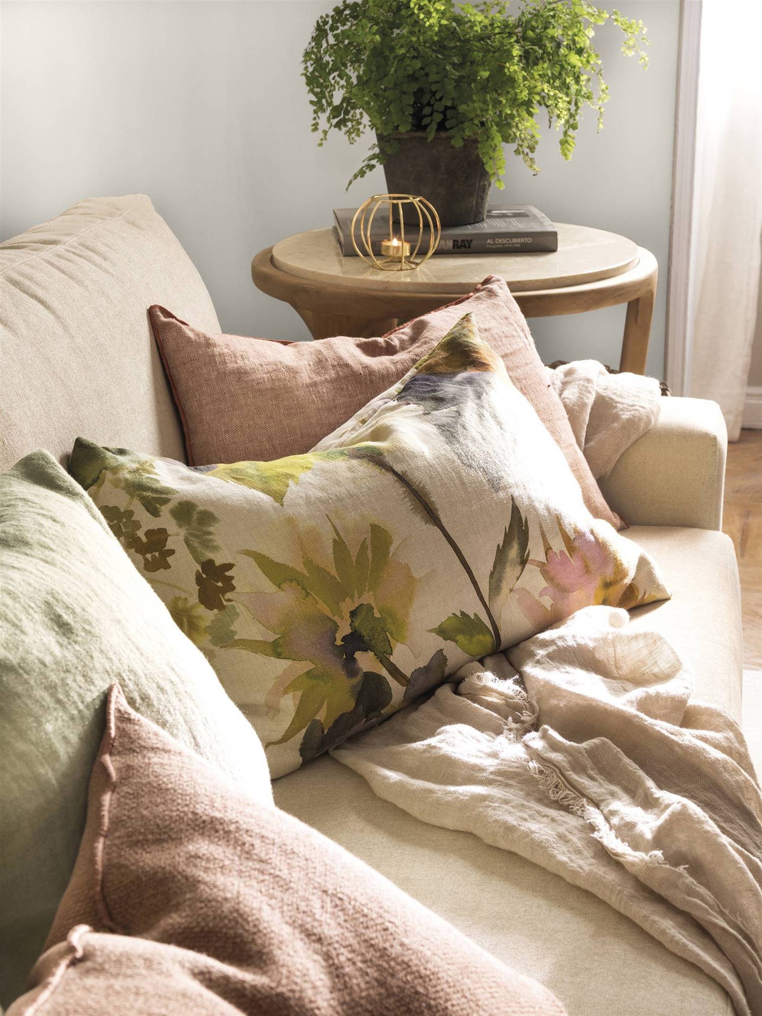 Sofá, cojines y plaid de lino