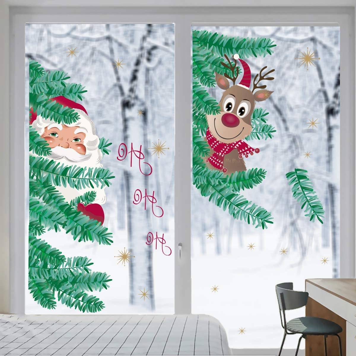 Vinilo decorativo para ventanas con dibujos de Santa Claus y un reno entre los árboles