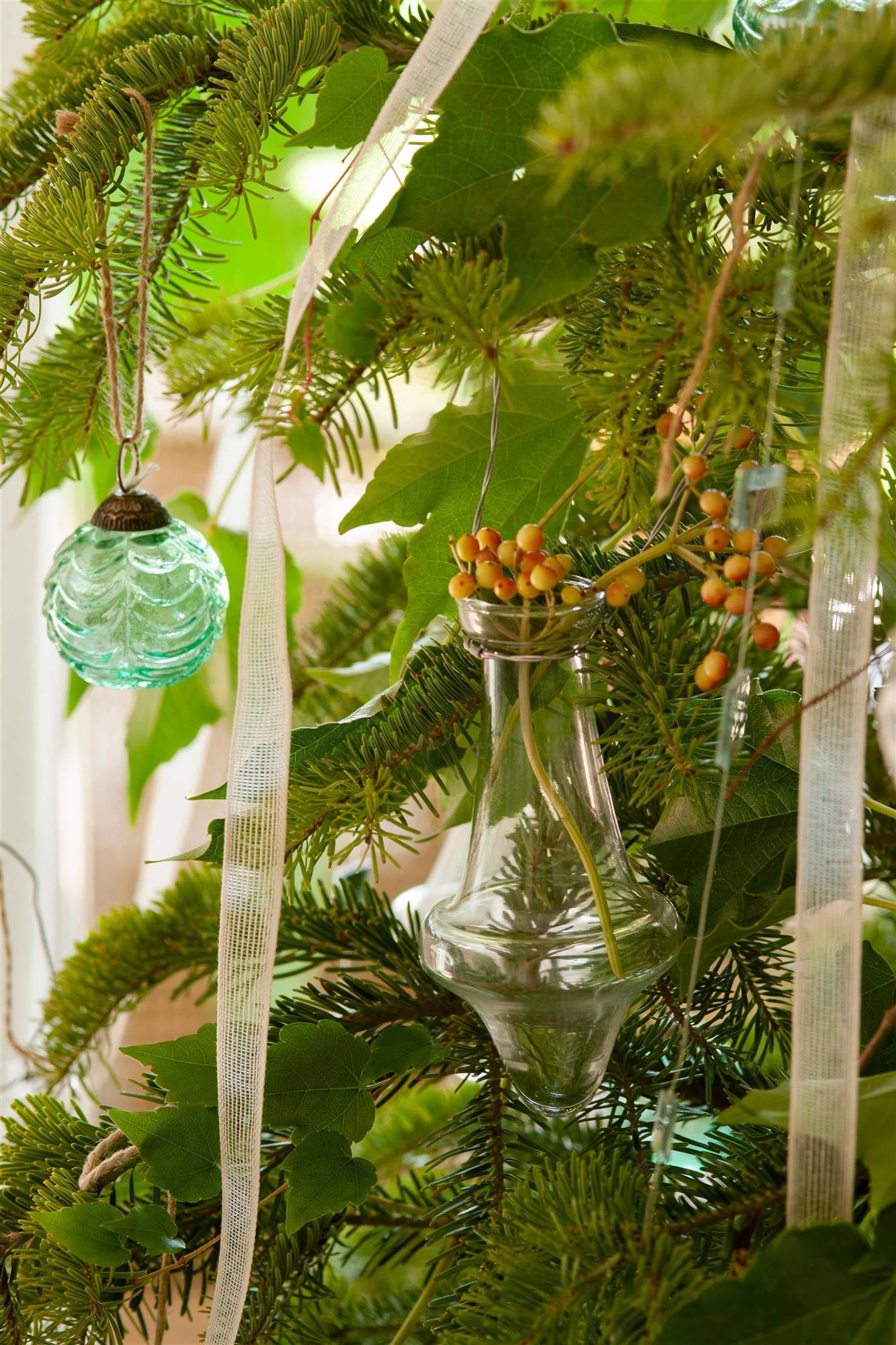 Adornos de cristal en árbol de Navidad.