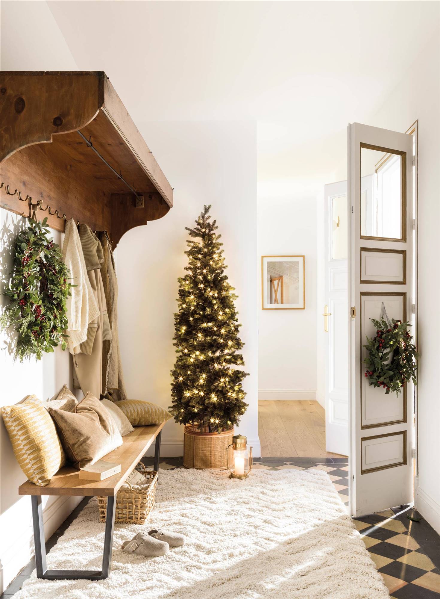 Recibidor clásico con alfombra blanca, banco de madera y Árbol de Navidad decorado.  