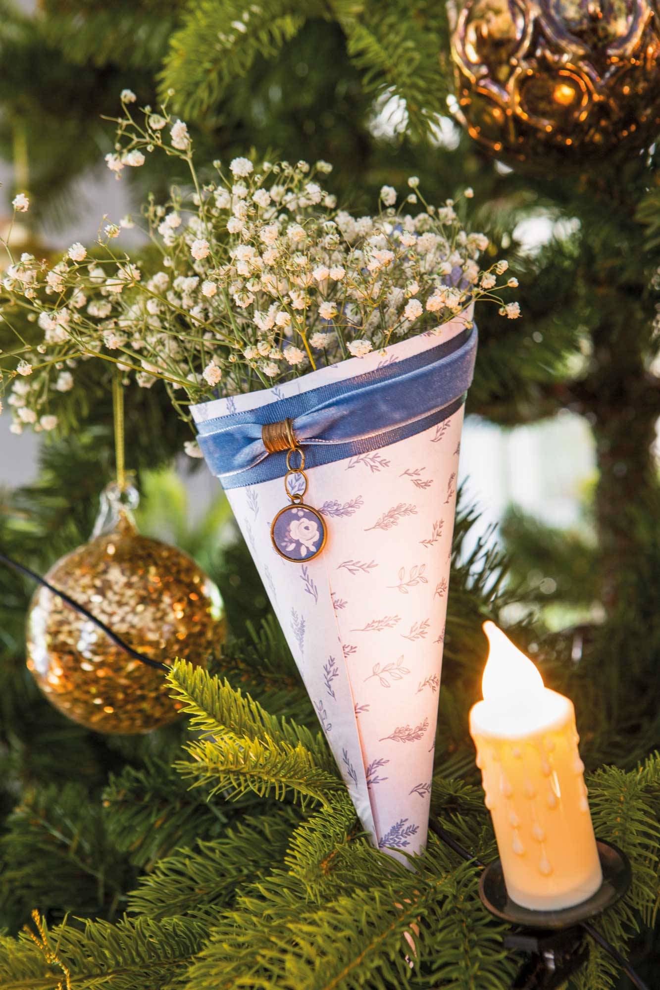 Árbol de Navidad decorado con adornos caseros en forma de cucurucho y hechos de papel. 