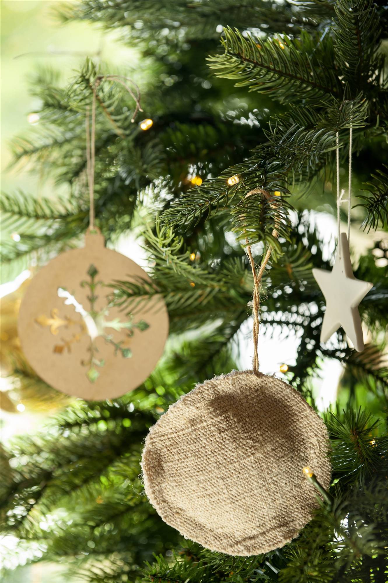 Árbol de Navidad decorado con adornos caseros.