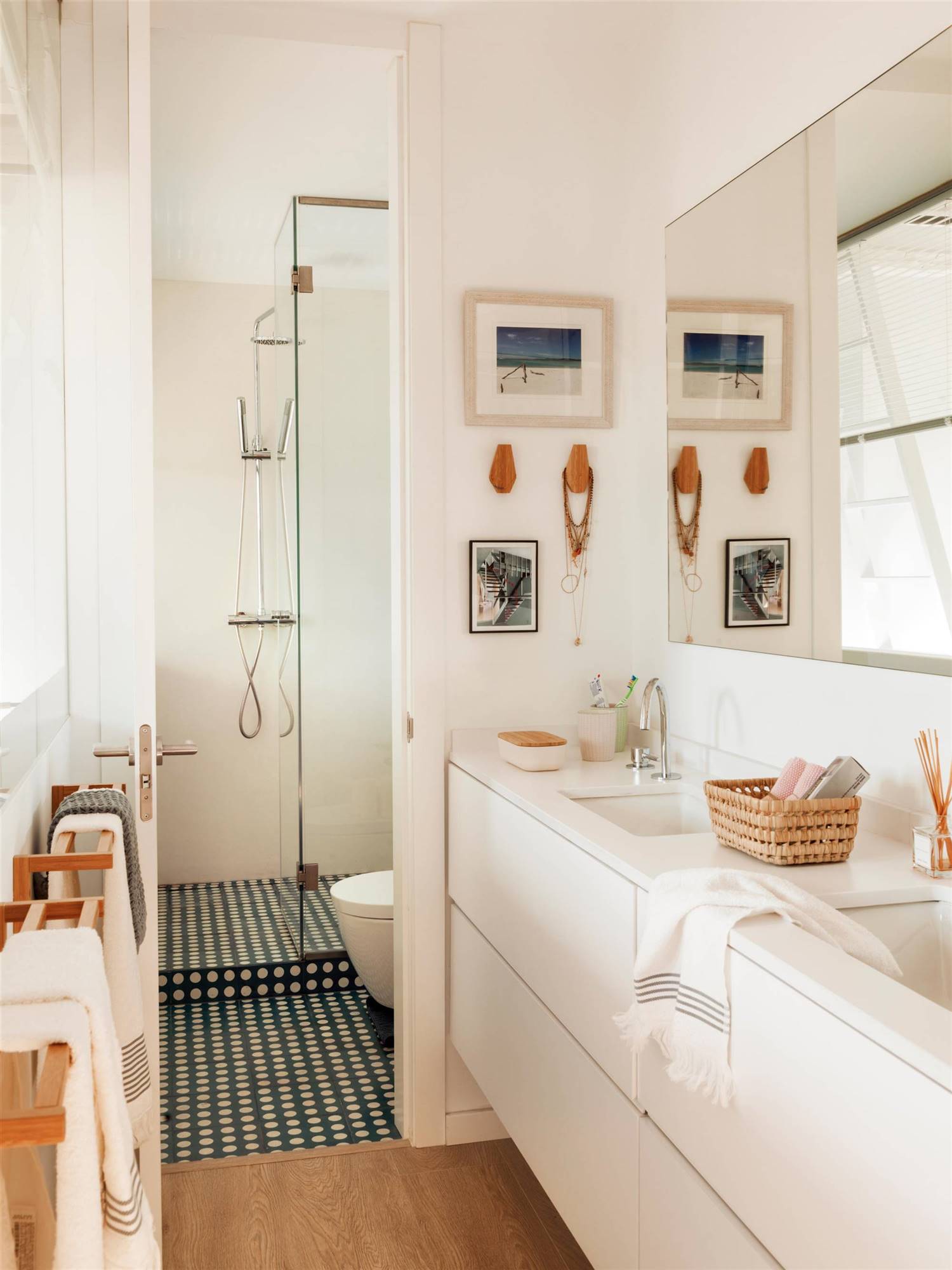 Baño con mueble blanco bajolavabo, ducha y azulejos en la zona del sanitairo.