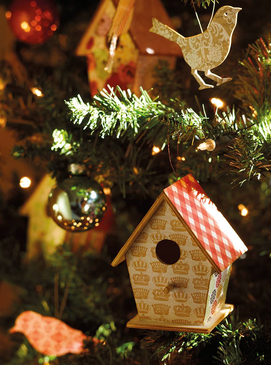 Casitas y pájaros en árbol de Navidad
