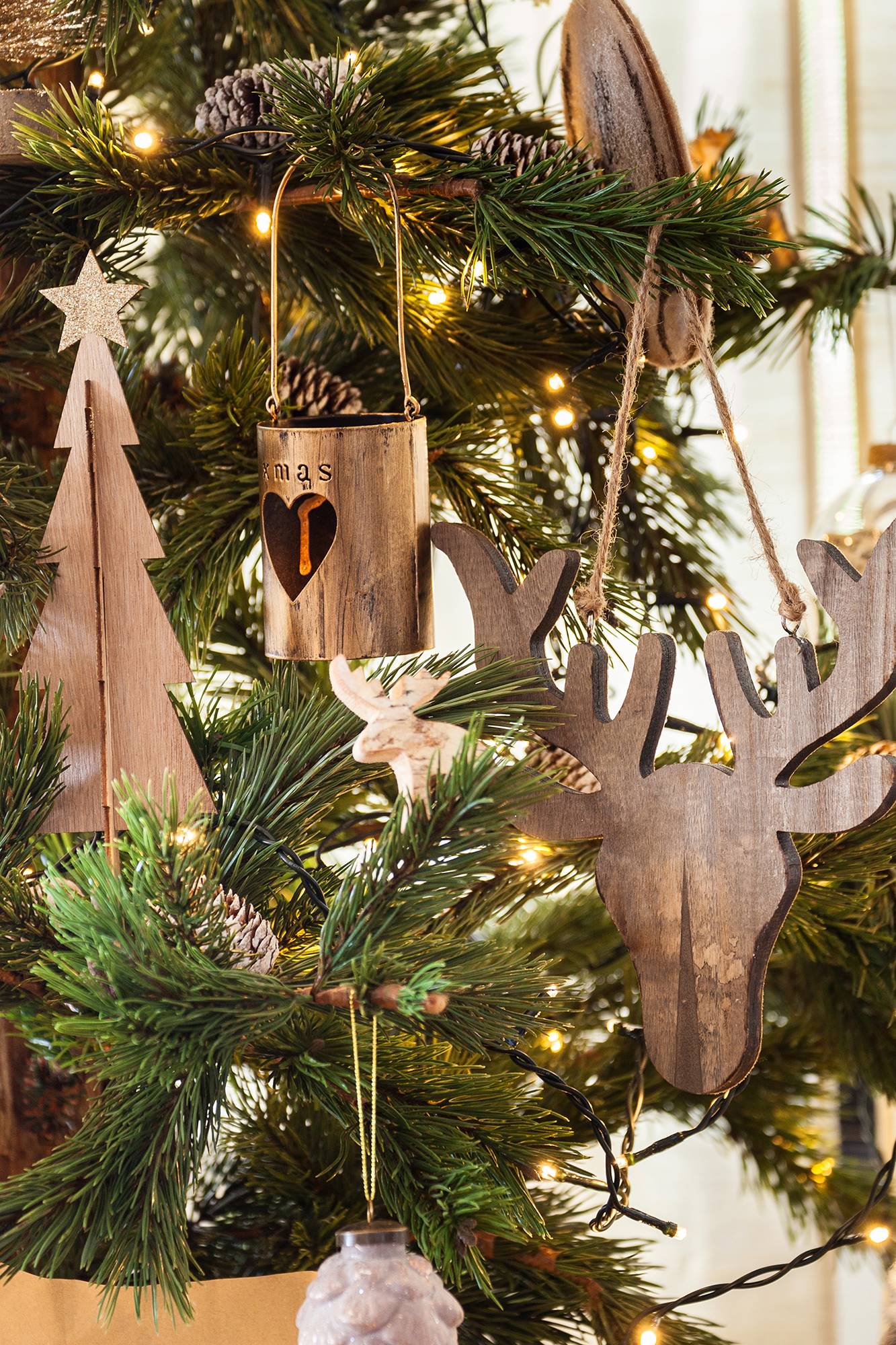 Detalle de adornos de Navidad de madera. 