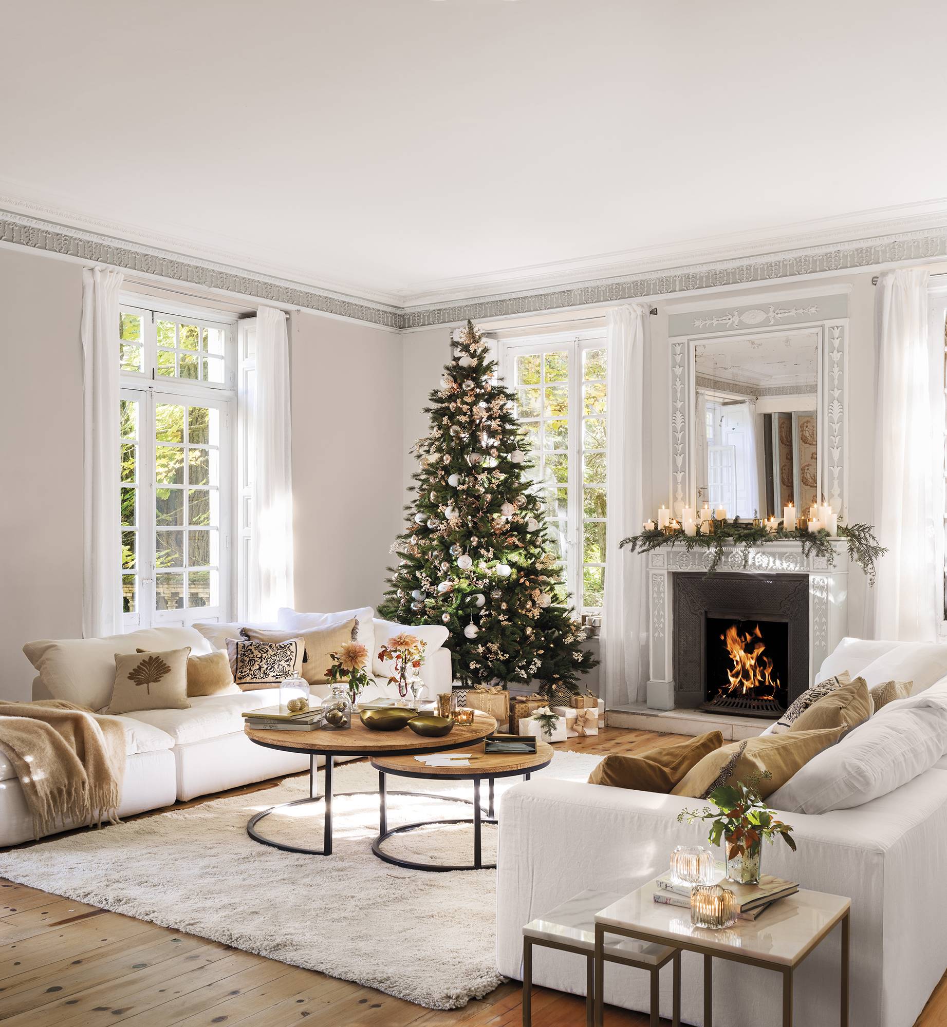 Salón clásico con chimenea y sofás enfrentados decorado por Navidad. 