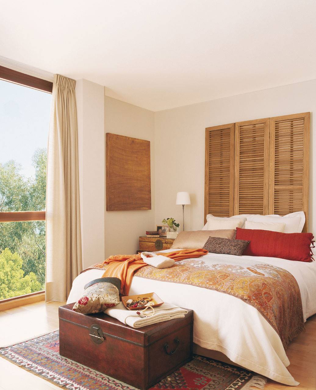 Dormitorio con cabecero original de persianas.