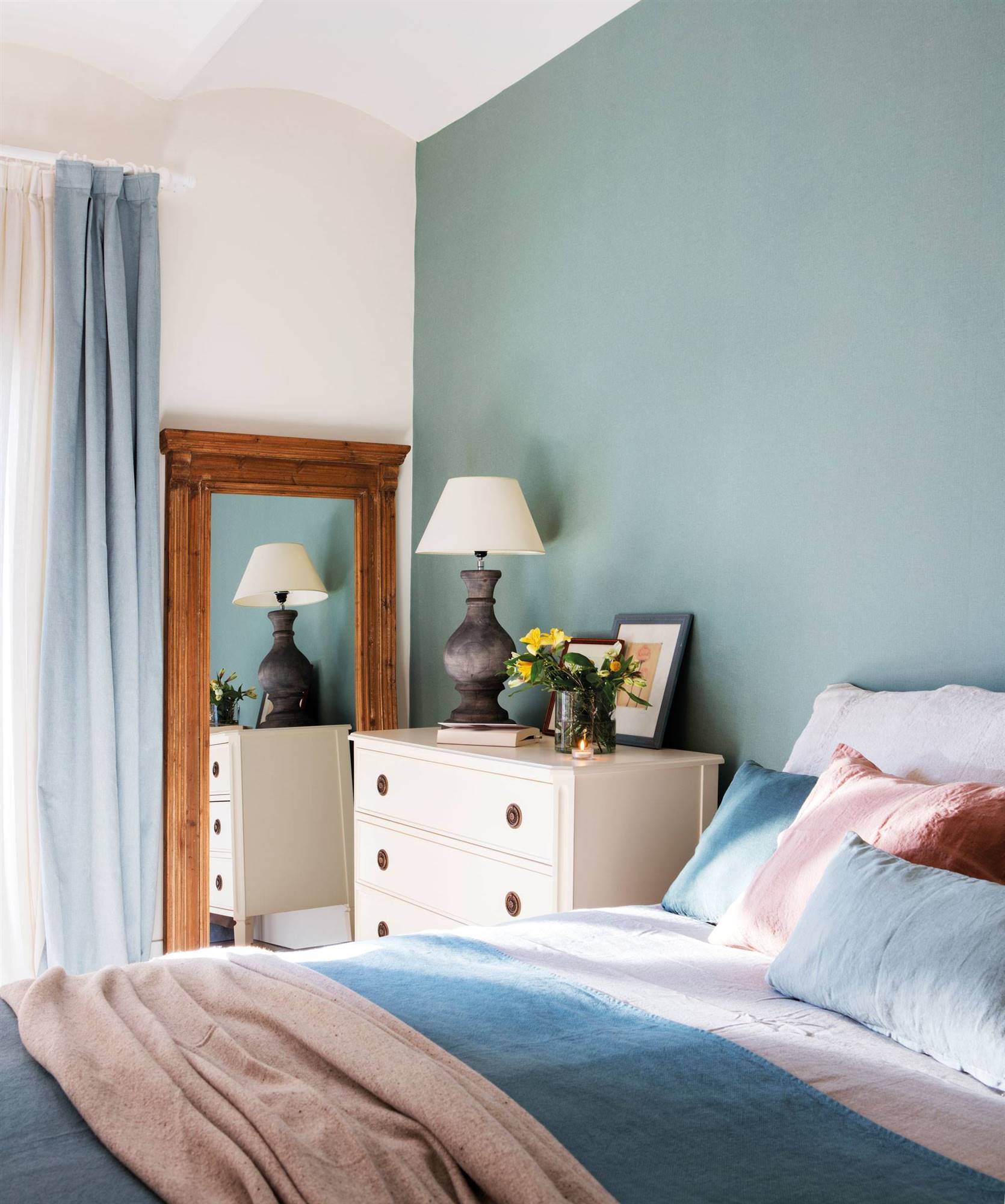 dormitorio-con-pintura-y-ropa-de-cama-azul-00480677 ec3d1e56 1670x2000