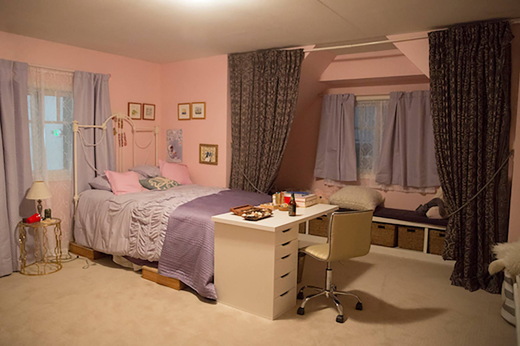 Habitación de Jessica en la serie 'Por trece razones' decorada con muebles de Netflix