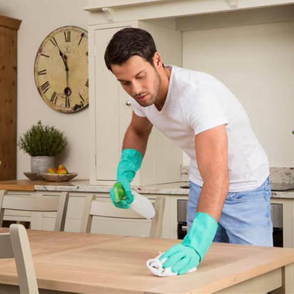 hombre limpiando la mesa