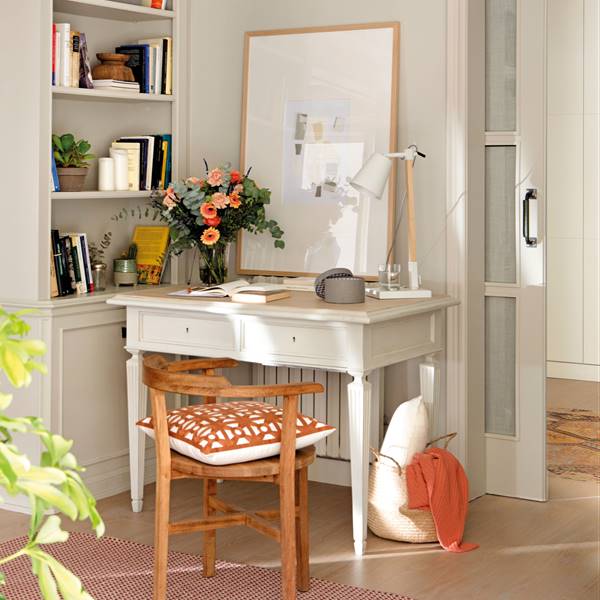Zona de trabajo con escritorio y silla junto a estanteria gris a medida con molduras- 510209