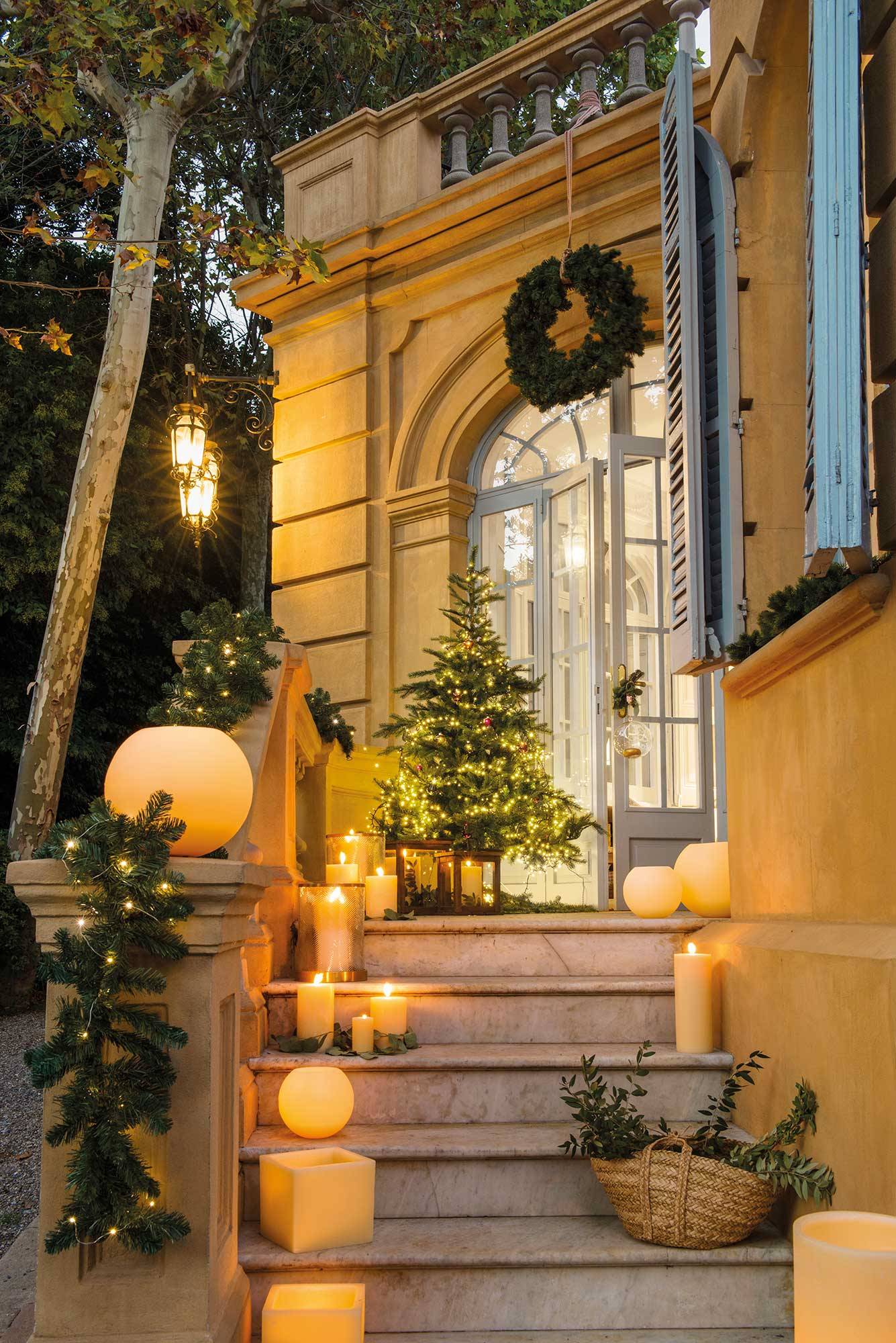 Exterior de casa modernista con escalera decorada de Navidad con velas_00495473