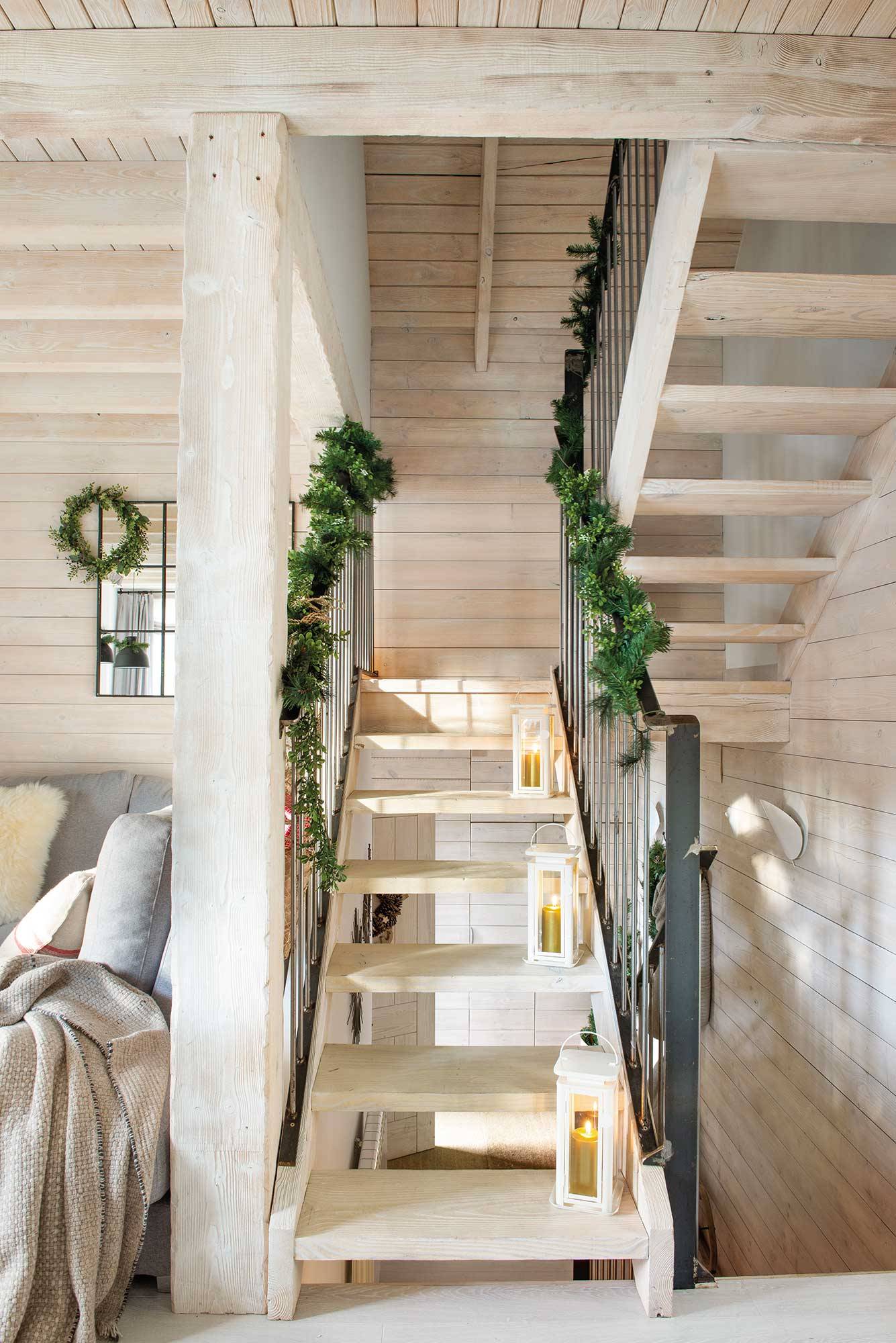 Escalera de madera de casa de montaña con guirnalda de verdes y farolillos_00515438