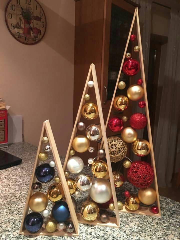 Árboles de madera con bolas de Navidad