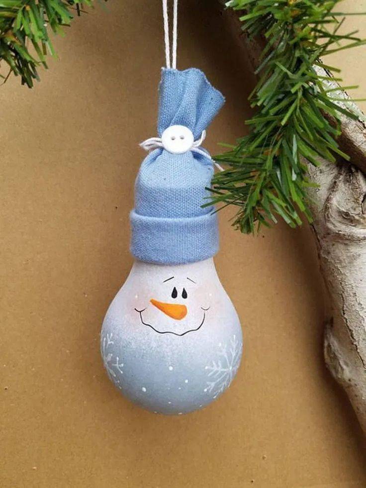 Bombilla pintada como un muñeco de nieve para colgar en árbol de Navidad.