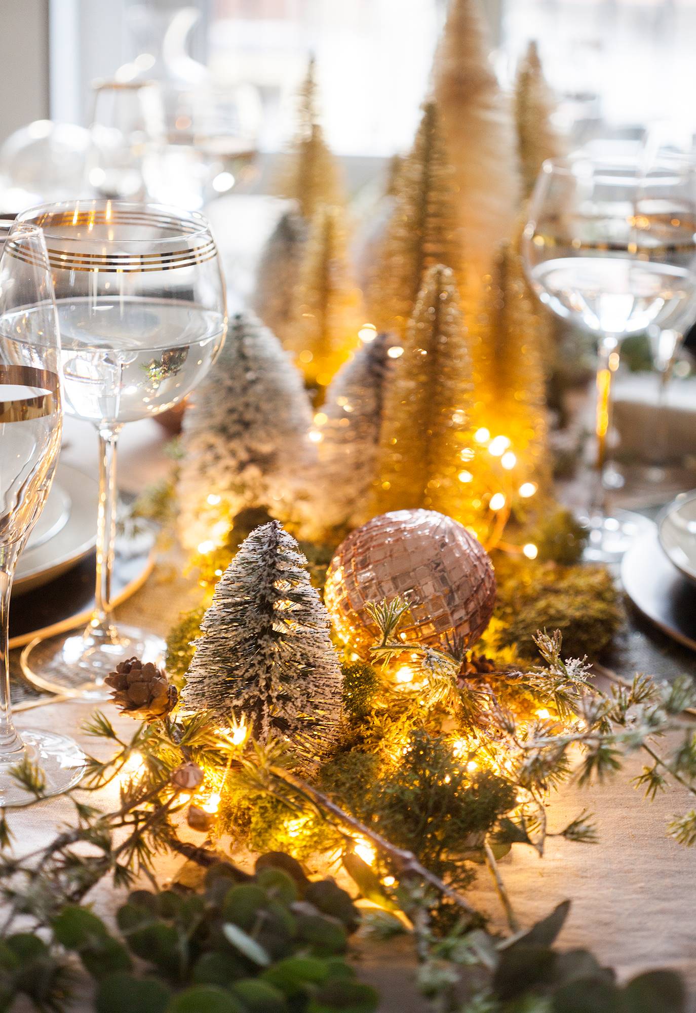 Centro de mesa con árboles de Navidad luminosos. 