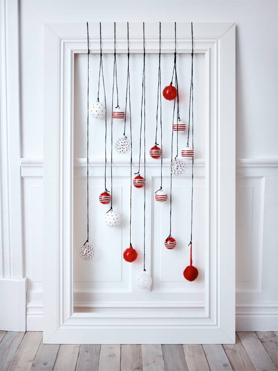 Bolas de Navidad colgando sobre un marco