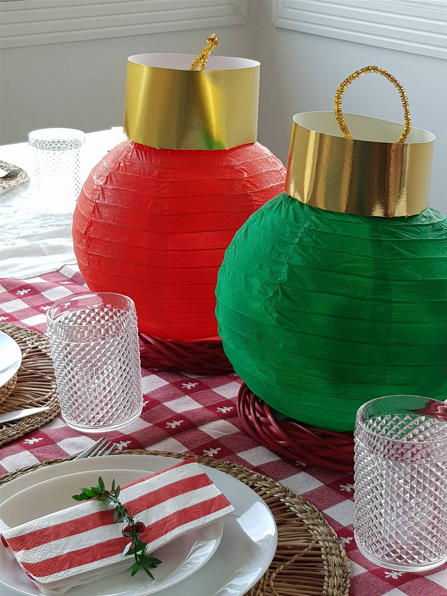 Bolas de Navidad hechas con lámparas chinas.