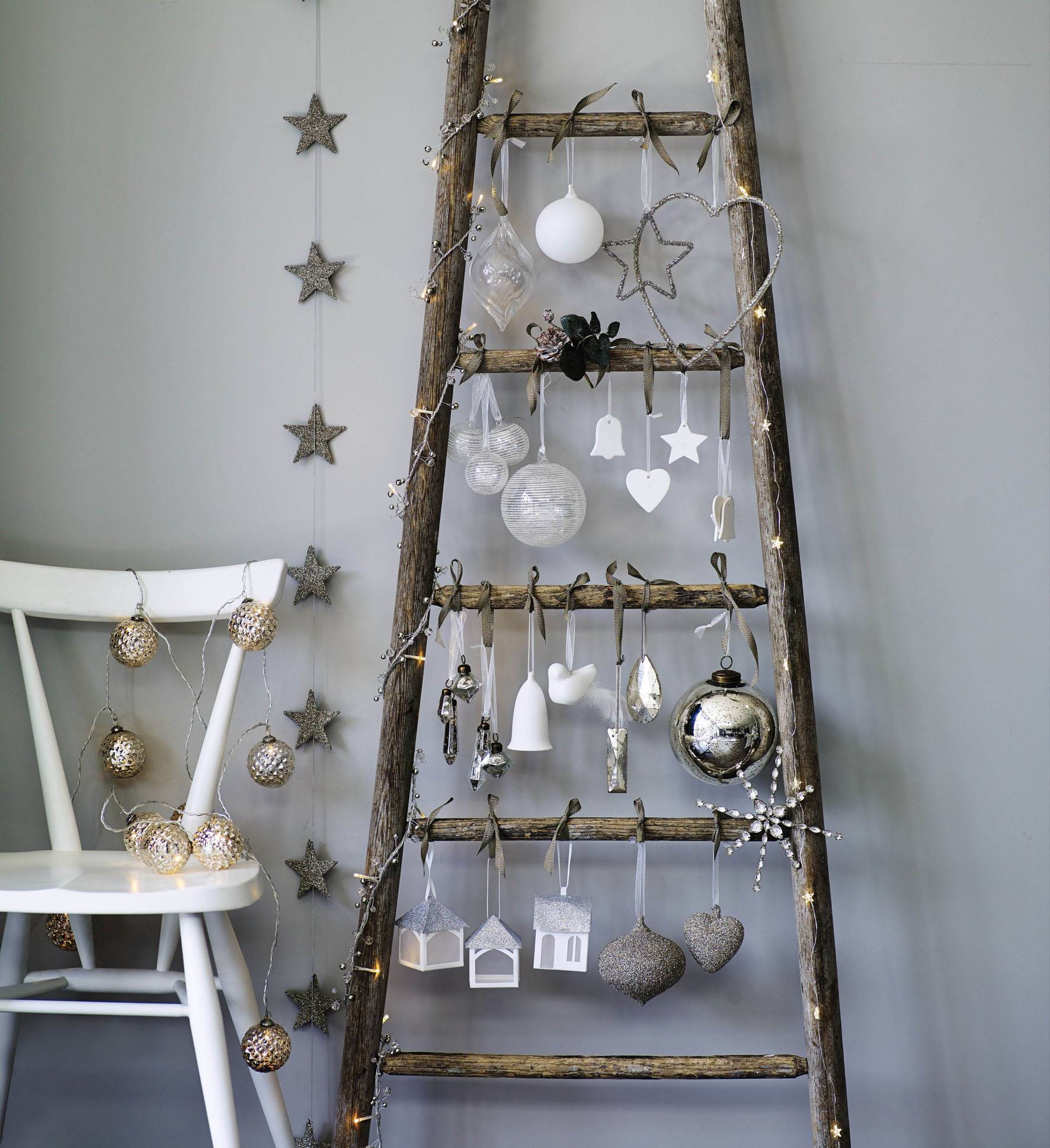 Escalera decorativa con bolas de Navidad.