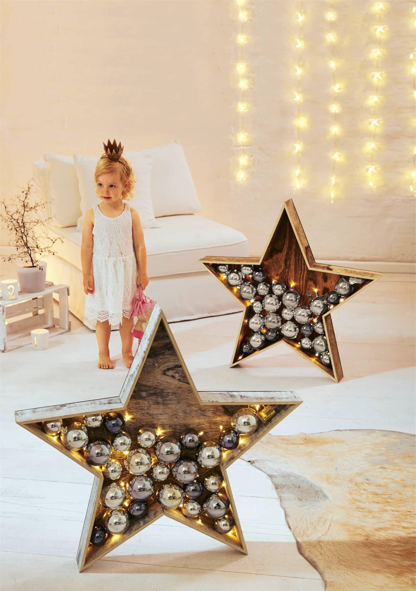 Estrellas de madera con bolas navideñas integradas.
