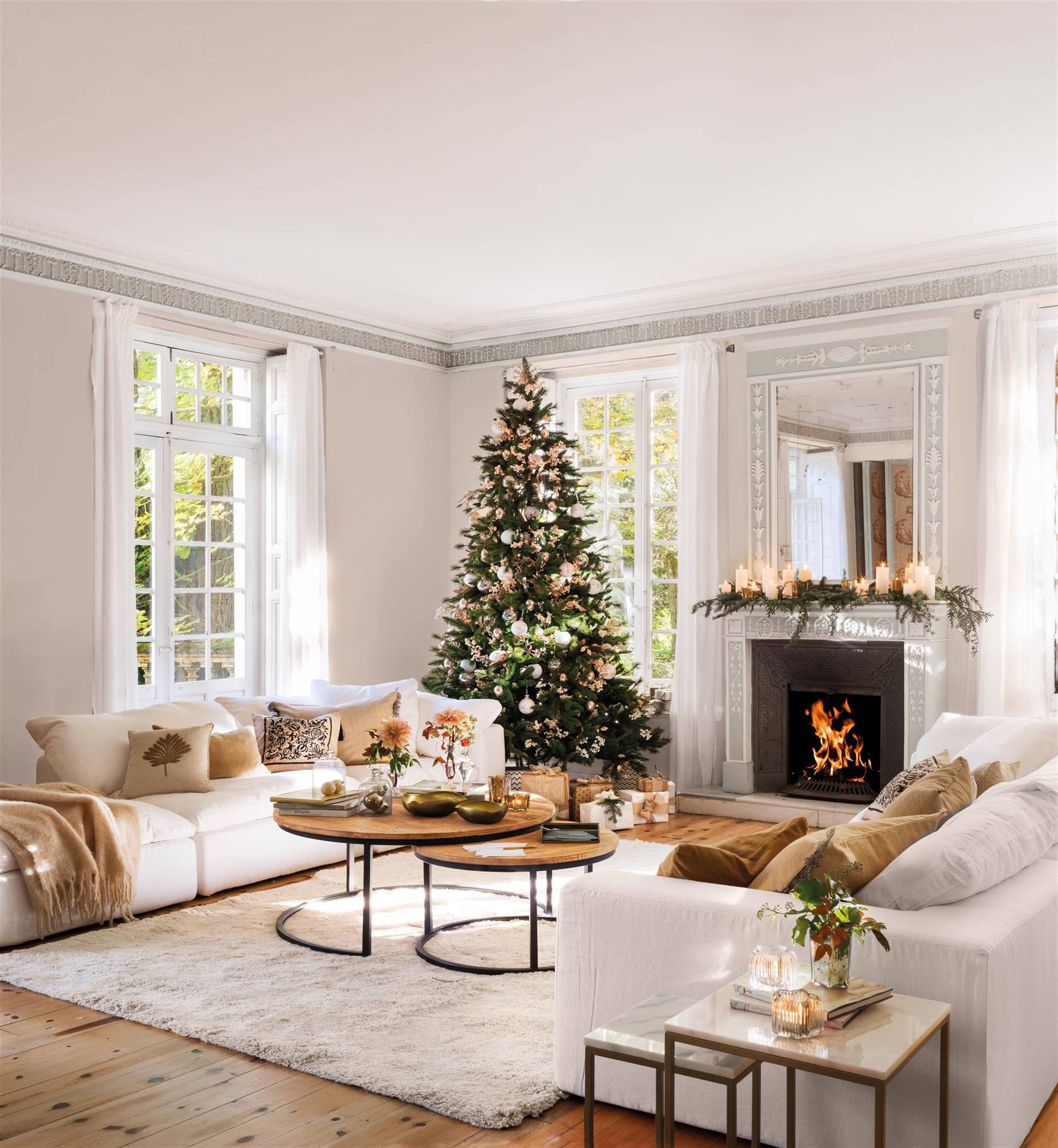 salón con árbol de Navidad y chimenea decorada 00495588
