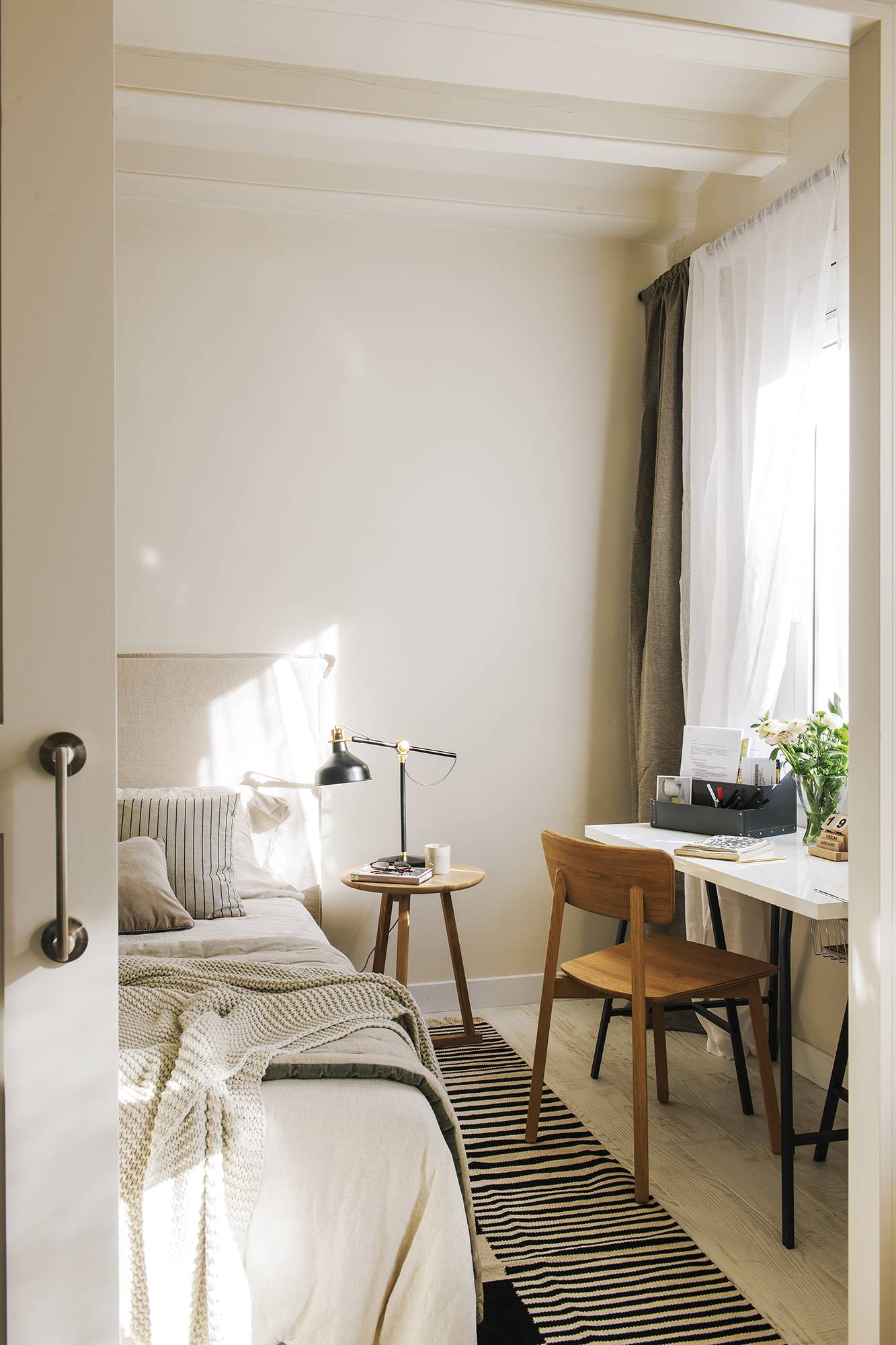 Dormitorio con escritorio de IKEA.