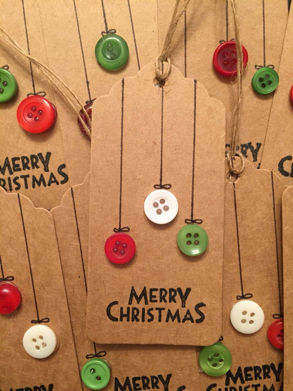 Felicitación navideña hecha con una etiqueta de cartón decorada con botones.