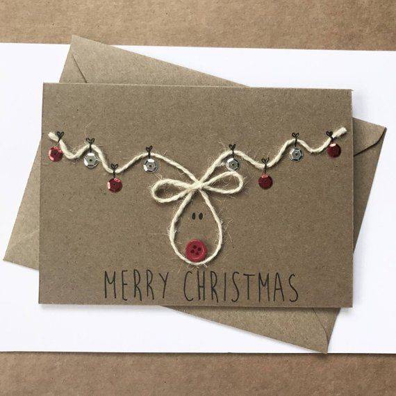 Postal de Navidad de cartón reciclado con un cordel haciendo la forma de un reno.