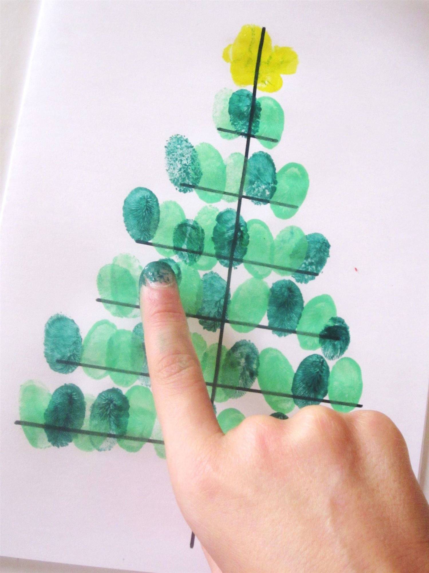 Postal de Navidad decorada con pintura de dedo.