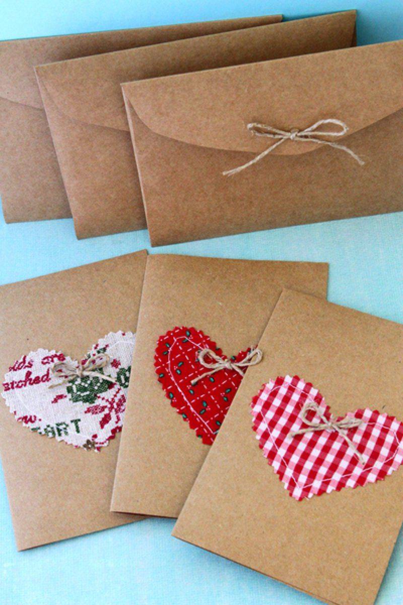 Tarjeta de Navidad de cartón decoradas con corazones de tela
