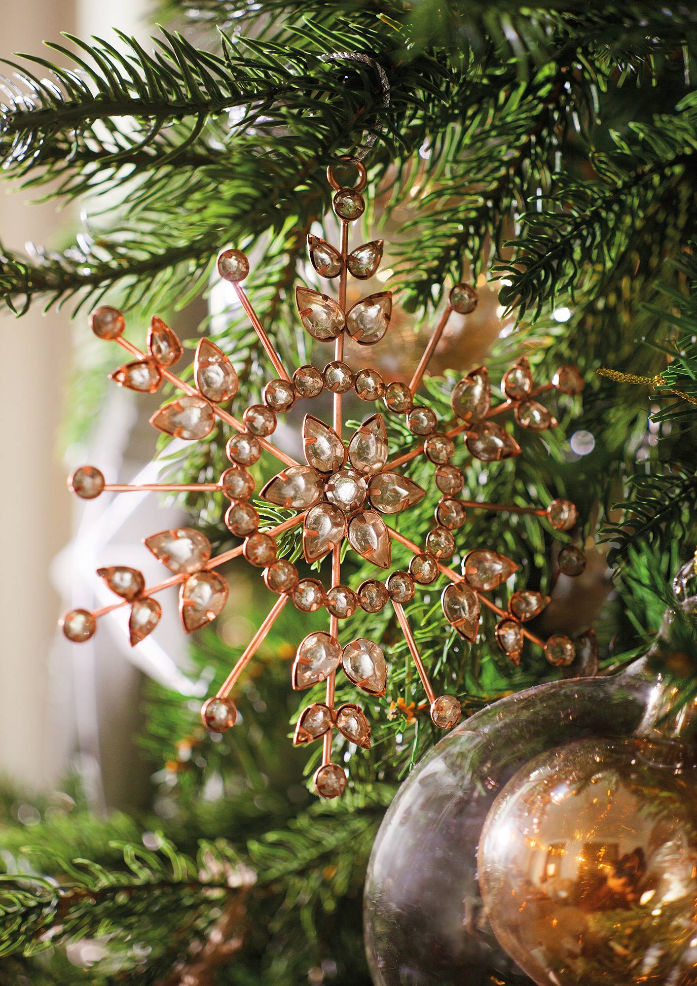 Árbol de Navidad con estrellas con incrustaciones de strass.